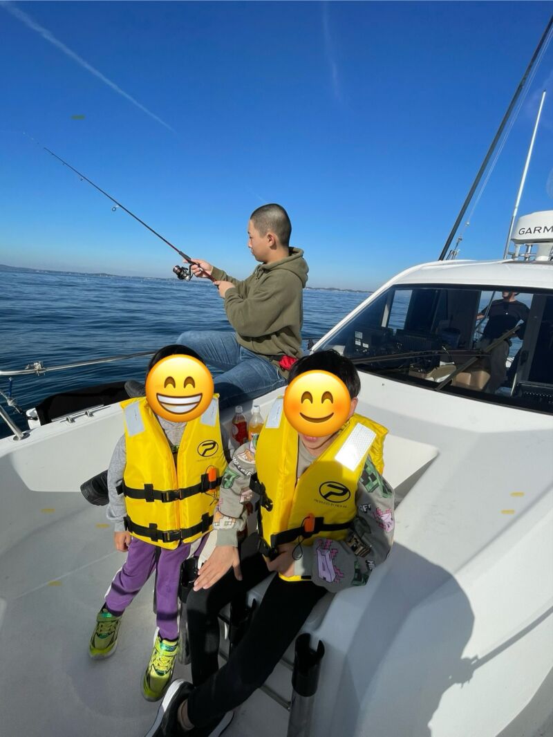 Image for the Tweet beginning: 乗船いただき、ありがとうございました😊
釣りも楽しかったけど、お菓子パーティーも楽しかったね🎉
船長にもお菓子くれてありがとね〜
S君も今日は勉強より釣りで楽しんでくれました👍
また来てくださいね、お待ちしております🎣
#釣果
#コープフィッシング
#塩釜
#釣船 