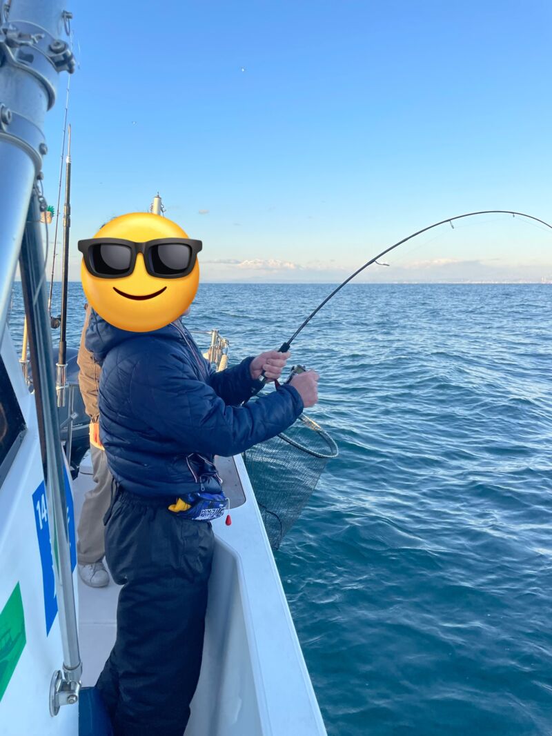 Image for the Tweet beginning: 本日は常連様と調査🛥️
最近めっきり寒くなり早朝コーヒーがお決まり☕️からの極上なあさひを拝みながら調査スタート🎣ベイトの反応もよくコンスタントに釣れてくれました🐟常連様もイナワラとサバの猛攻で休憩する暇もなく、2回のラインブレイクからの本命登場🗡️で歓喜が*\(^o^)/* 