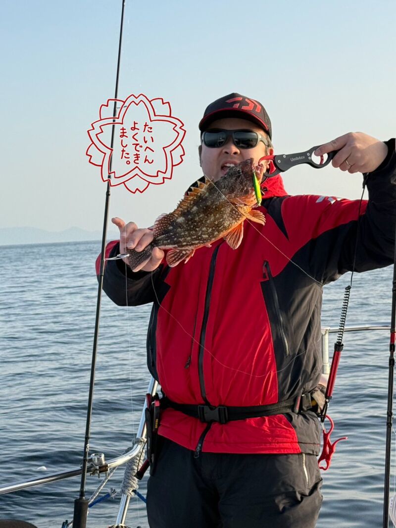 Image for the Tweet beginning: 1/17（土）ルアー五目便🎣久しぶりの好天ということでわくわくドキドキお客様のテンションも⤴⤴⤴の中でのポイント到着。ベイトの反応が少なく不安はありましたが、ファーストフィッシュはまさかのアイナメ+うっかりカサゴのダブル掛け✨これはイケるかぁ~と思いきや意外にポツポツ...流れを掴めず... 